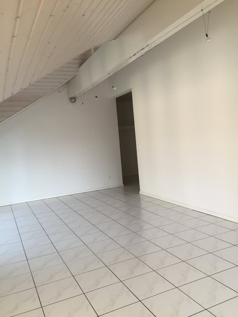 Wohnzimmer mit Dachschräge