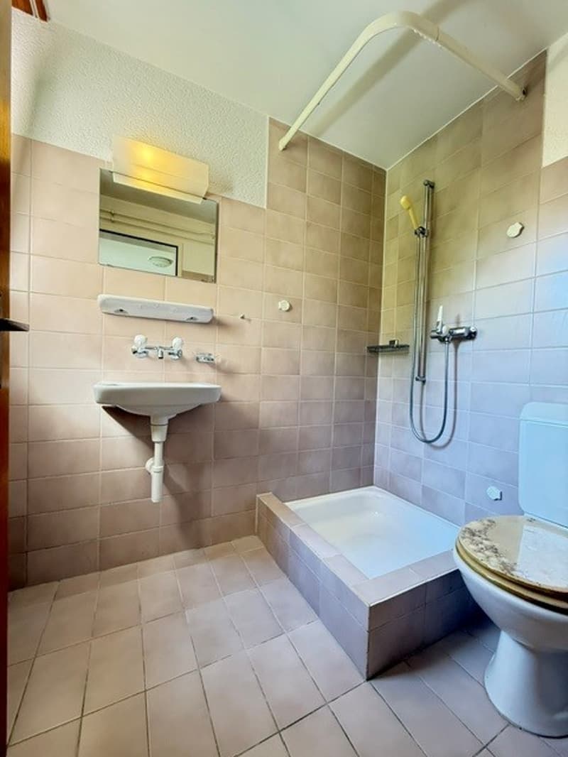 Dusche und WC im Sockelgeschoss