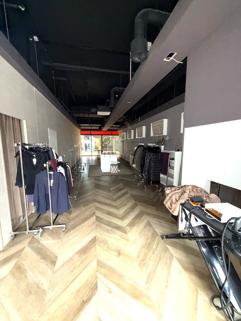 Spazio commerciale moderno in una posizione centrale a Suhr (10)