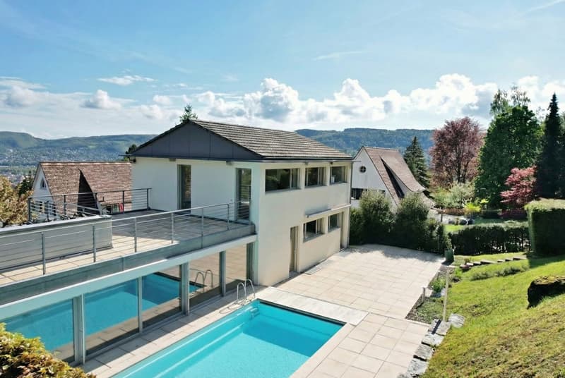 AUSSERGEWÖHNLICHE VILLA MIT BEHEIZTEM AUSSENPOOL UND PANORAMABLICK (2)