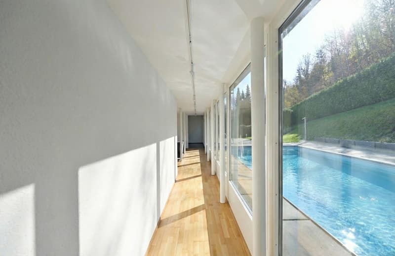 AUSSERGEWÖHNLICHE VILLA MIT BEHEIZTEM AUSSENPOOL UND PANORAMABLICK (4)