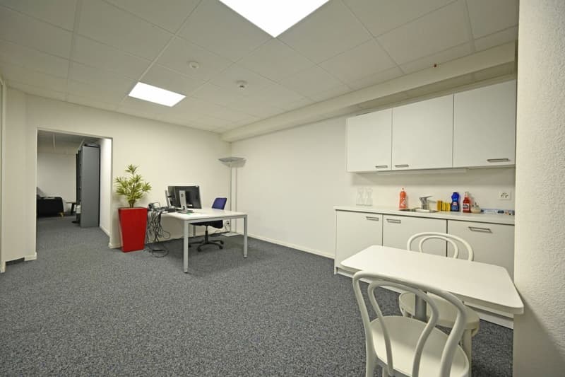 Espace de bureau spacieux et aménagé au Mattenhof (4)