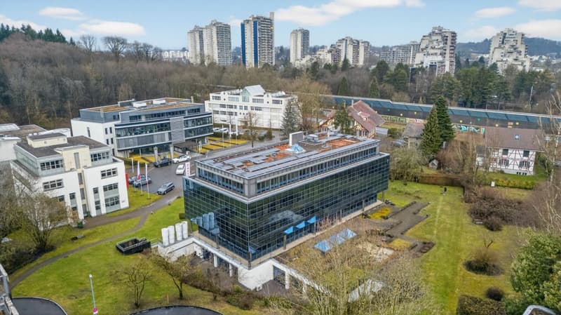 Voll ausgebaute 2'200m² Fläche in einem Gebäude mit attraktiven Büroräumlichkeiten (10)