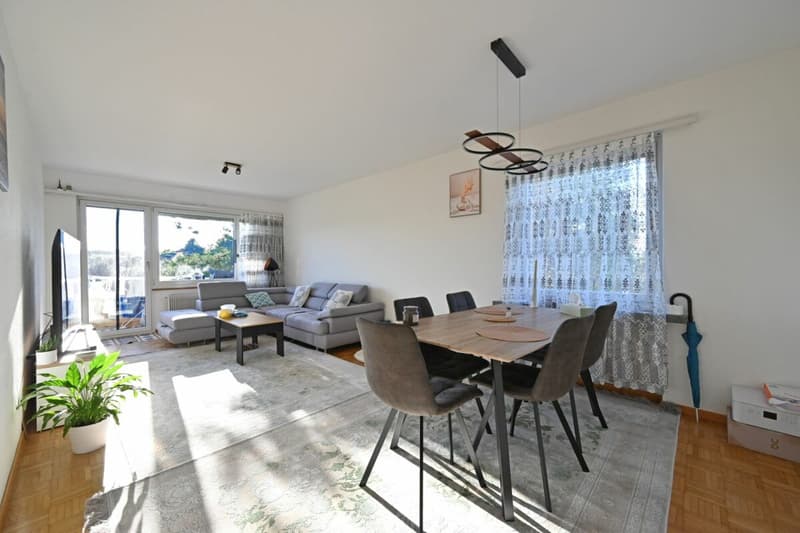 3.5-Zimmerwohnung mit Aussicht und Parkplatz (2)