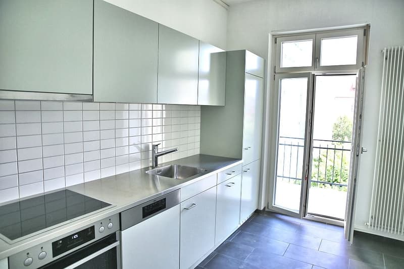 Moderne Wohnküche mit Balkon