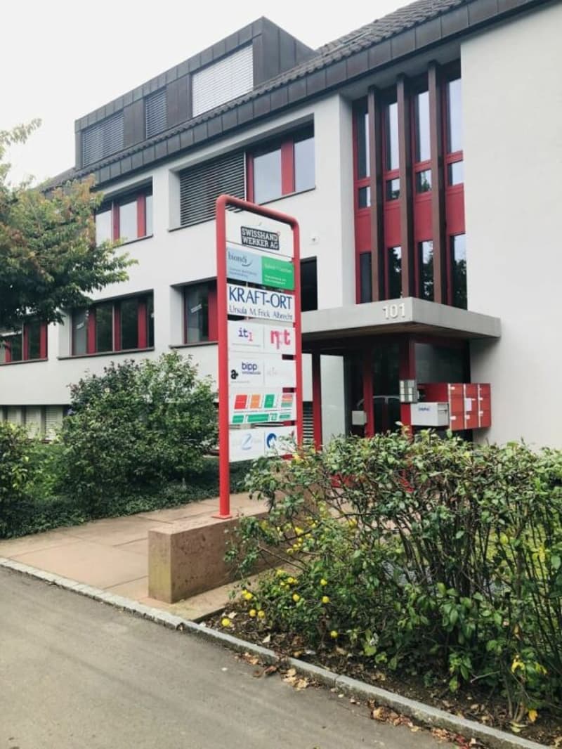 Espace commercial lumineux de 119 m² à Riehen - idéal pour bureau, cabinet ou service (3)