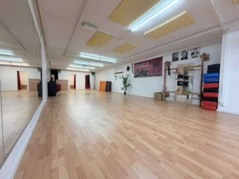 Ufficio, magazzino o locale commerciale con finestre (2)
