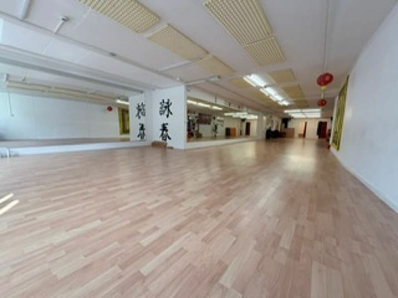 Ufficio, magazzino o locale commerciale con finestre (1)