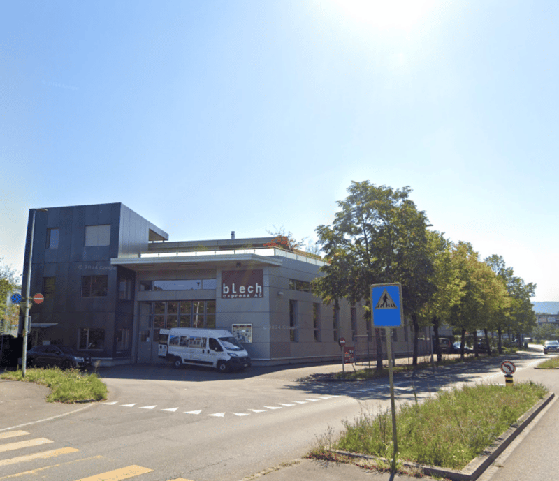 Gewerbehalle mit Ueberhöhe, grosse 5.5-Zimmer-Attikawohnung, Lift und 6 PP (2)