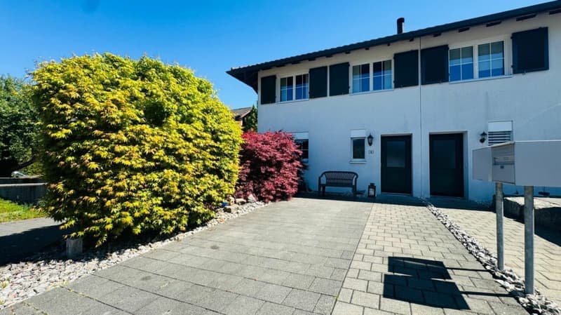 4.5-Zimmer-Eckreihenhaus mit Garten, Garage, Parkplatz & Pizzaofen in Giebenach (2)