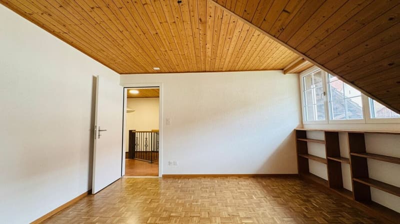 Gepfl. 5.5-Zi.-Whg. im 1. OG eines gepflegten 2-FH mit Balkon, PP & Gartennutzung (8)