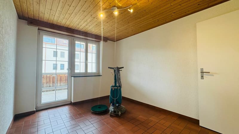 Gepfl. 5.5-Zi.-Whg. im 1. OG eines gepflegten 2-FH mit Balkon, PP & Gartennutzung (6)
