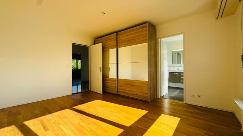 SCHÖNES 6.5-ZIMMER-DOPPEL-EINFAMILIENHAUS MIT WINTERGARTEN, GARTEN & PARKIERUNG AN TOPLAGE (2)