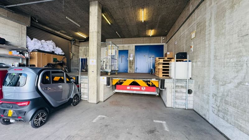 Grosse Gewerbefläche im EG mit Rampe, 3 Räumen und Parkplätzen - sofort verfügbar (5)