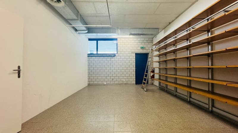 Grosse Gewerbefläche im EG mit Rampe, 3 Räumen und Parkplätzen - sofort verfügbar (4)