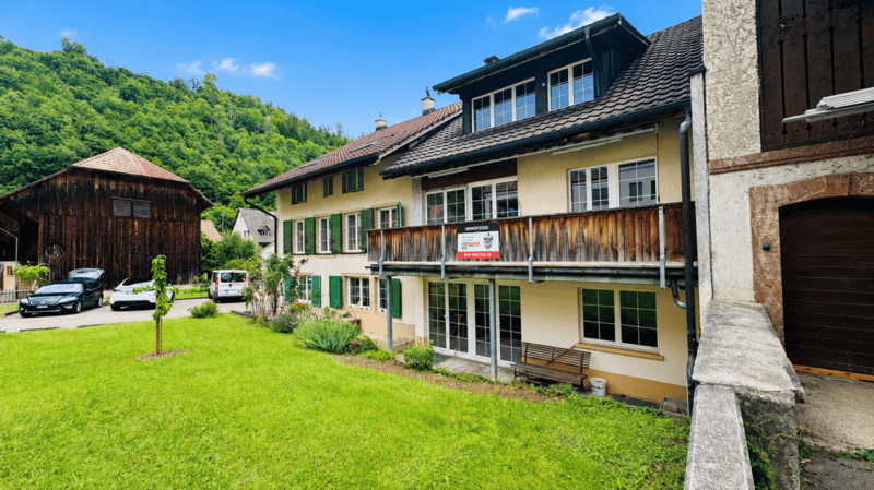 Gepfl. 5.5-Zi.-Whg. im 1. OG eines gepflegten 2-FH mit Balkon, PP & Gartennutzung (1)