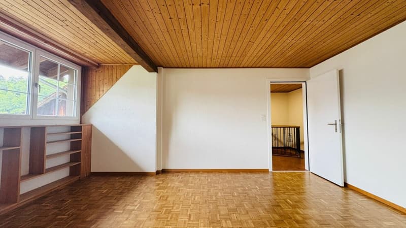 Gepfl. 5.5-Zi.-Whg. im 1. OG eines gepflegten 2-FH mit Balkon, PP & Gartennutzung (12)
