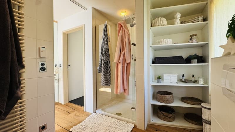 6.5-Zimmer-Architektenhaus mit Pool, Garagenbox, 3 Parkplätzen und Weitsicht (12)