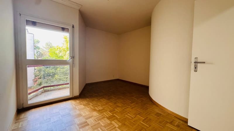 Schöne 3.5-Zimmer-Wohnung mit neuer Küche, neuem Bad, kleinem Balkon und Kellerabteil (4)