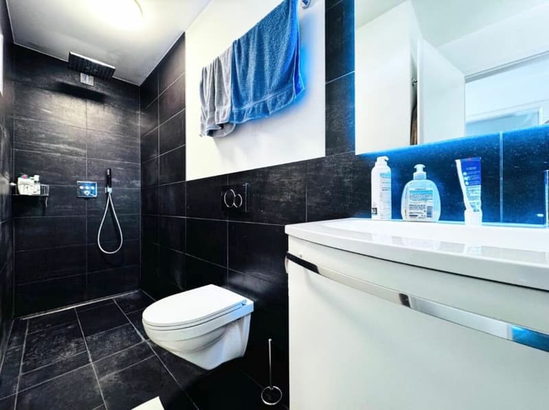 Badezimmer mit Dusche und Badewanne im 1. OG