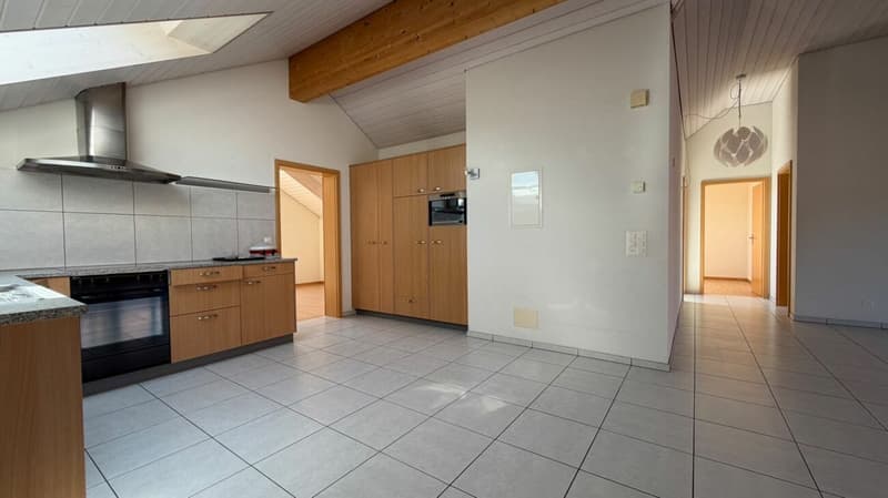 Lichtdurchflutete 4.5-Zimmer-Dachwohnung mit Balkon und Parkplatz (4)