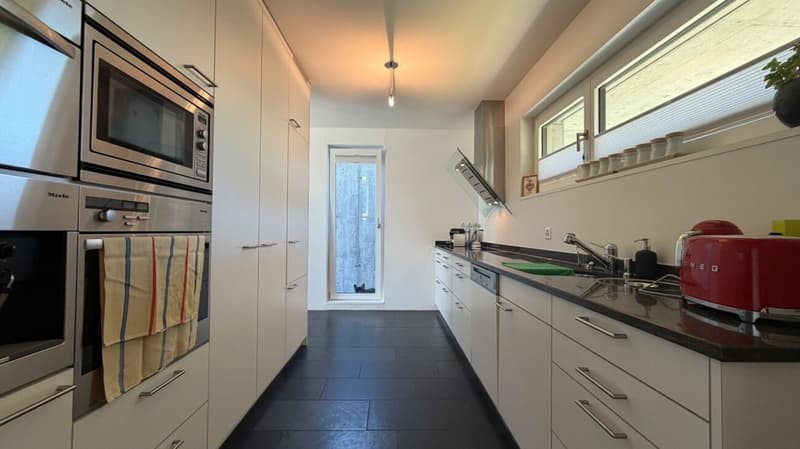 Architektonisches 5.5-Zimmer-Designerhaus mit Loftcharakter und weitläufiger Blick ins Grüne (2)