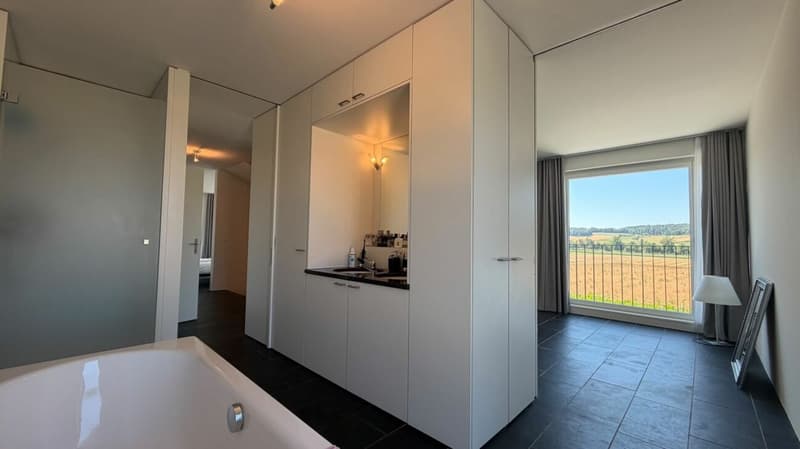 Architektonisches 5.5-Zimmer-Designerhaus mit Loftcharakter und weitläufiger Blick ins Grüne (4)