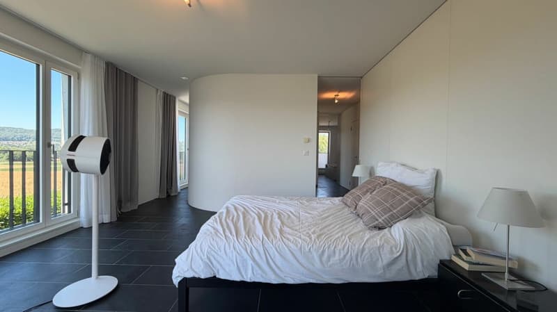 Architektonisches 5.5-Zimmer-Designerhaus mit Loftcharakter und weitläufiger Blick ins Grüne (9)