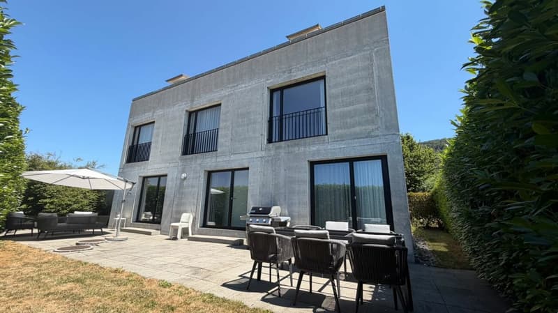 Architektonisches 5.5-Zimmer-Designerhaus mit Loftcharakter und weitläufiger Blick ins Grüne (1)