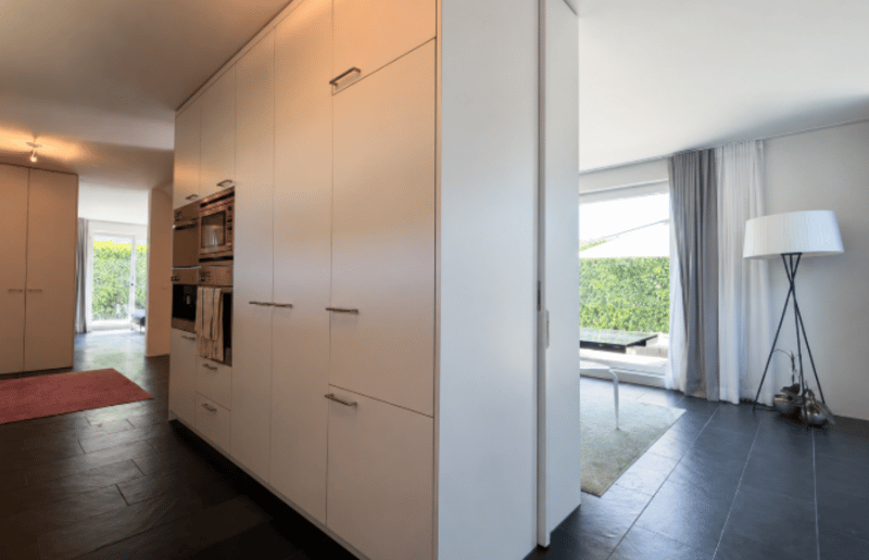 Architektonisches 5.5-Zimmer-Designerhaus mit Loftcharakter und weitläufiger Blick ins Grüne (11)