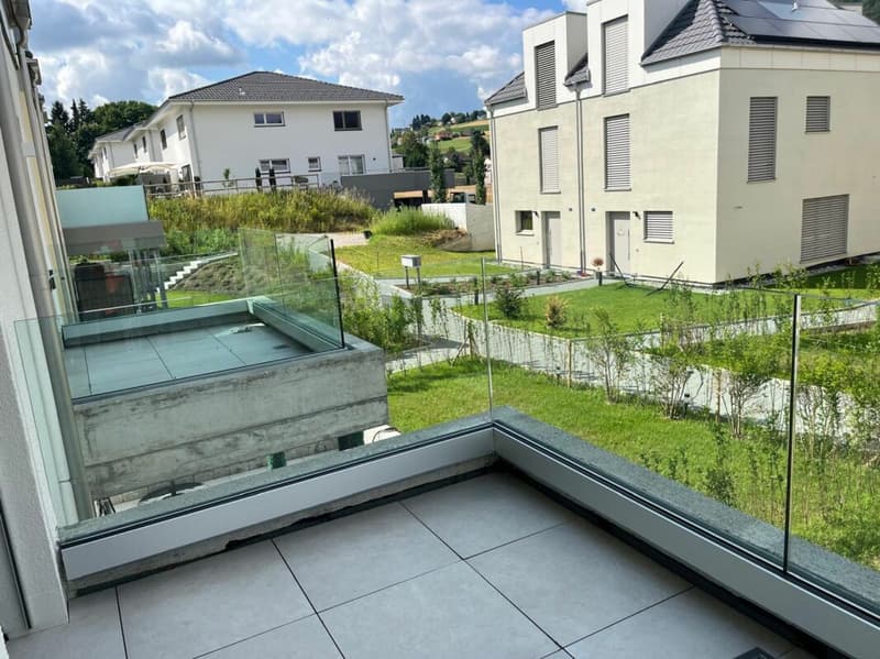 Neuwertiges Doppel-Einfamilienhaus (F1) mit 2 Nasszellen, 2 Parkplätzen, Garten und Sitzplatz (35)