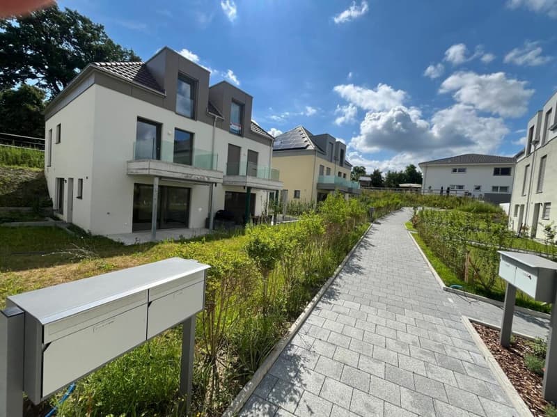 Neuwertiges Doppel-Einfamilienhaus (F1) mit 2 Nasszellen, 2 Parkplätzen, Garten und Sitzplatz (40)