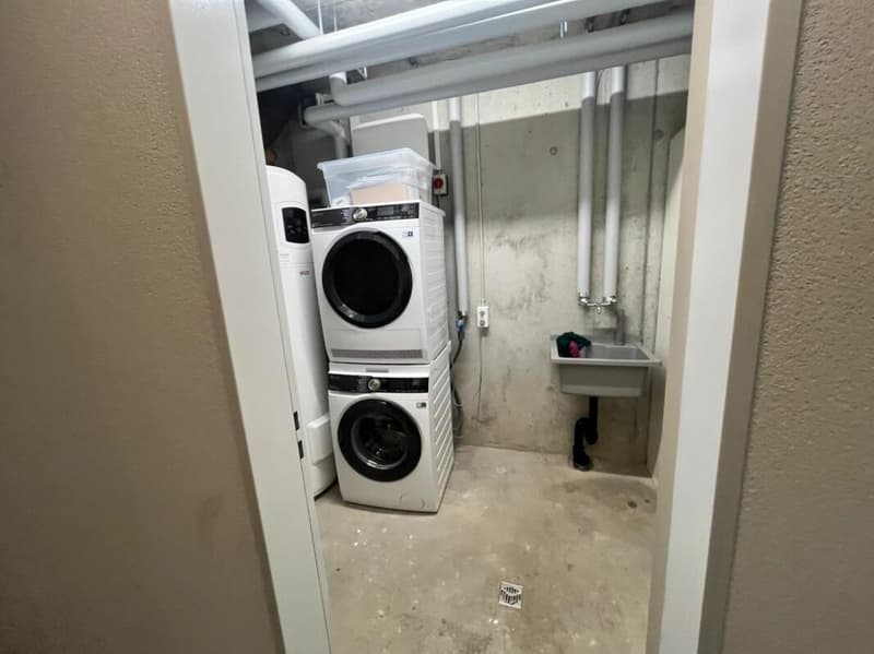 Neuwertiges Doppel-Einfamilienhaus (F1) mit 2 Nasszellen, 2 Parkplätzen, Garten und Sitzplatz (30)