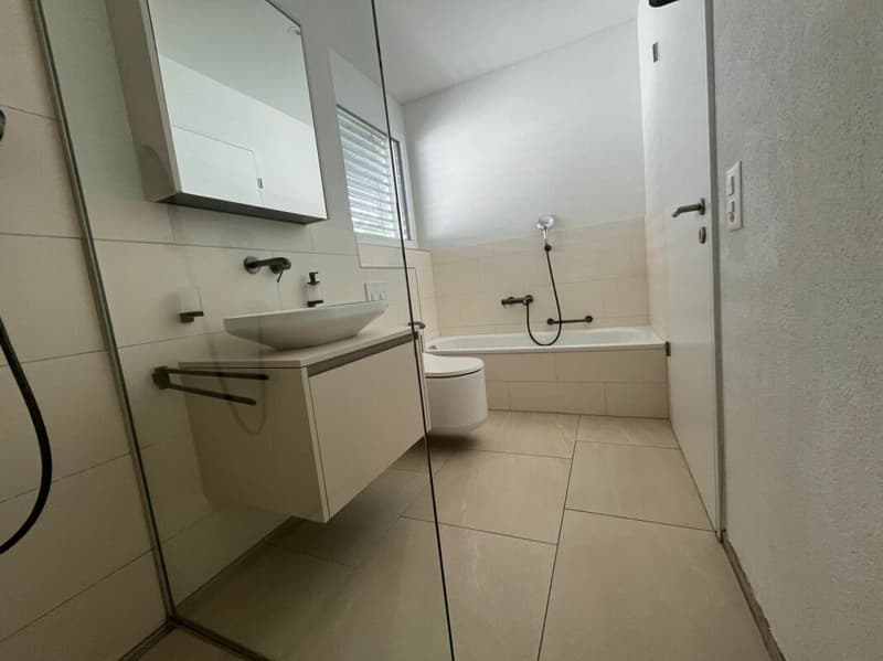 Neuwertiges Doppel-Einfamilienhaus (F1) mit 2 Nasszellen, 2 Parkplätzen, Garten und Sitzplatz (33)