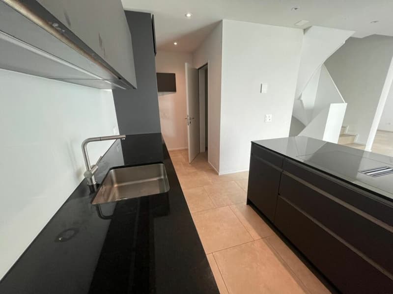 Neuwertiges Doppel-Einfamilienhaus (F1) mit 2 Nasszellen, 2 Parkplätzen, Garten und Sitzplatz (2)