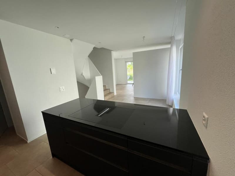 Neuwertiges Doppel-Einfamilienhaus (F1) mit 2 Nasszellen, 2 Parkplätzen, Garten und Sitzplatz (37)