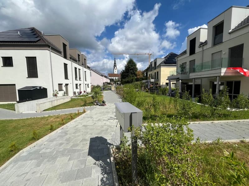 Neuwertiges Doppel-Einfamilienhaus (F1) mit 2 Nasszellen, 2 Parkplätzen, Garten und Sitzplatz (38)