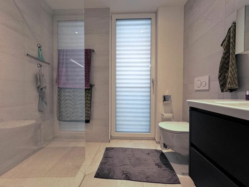 Badezimmer mit Dusche