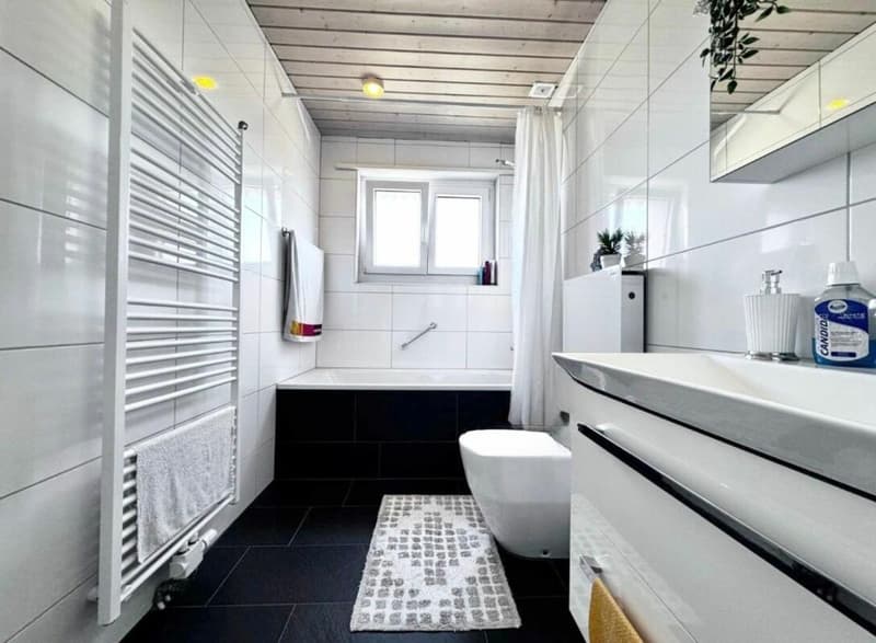 Badezimmer mit Badewanne 1. OG