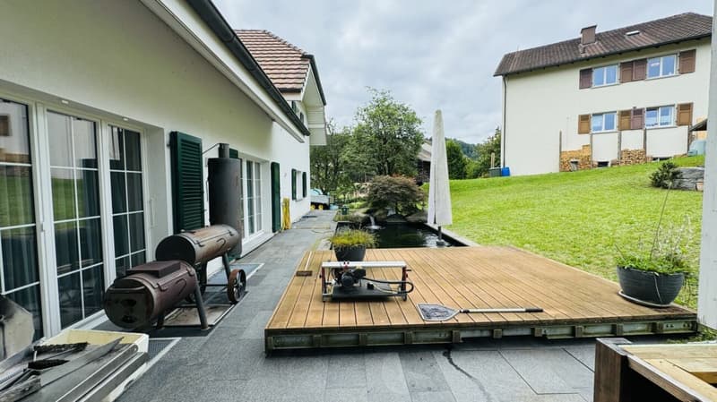 Grosses, neuwertiges 6.5-Zi. EFH, 6 Garagenplätze + 4 Parkplätze, Koi-Teich, Kinozimmer, 3 Nasszellen, traumhafte Lage, nur 10 Min. von Bubendorf (35)
