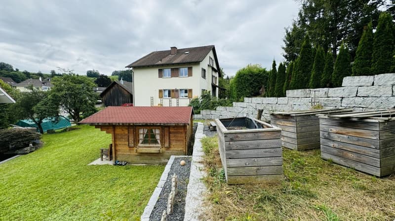 Grosses, neuwertiges 6.5-Zi. EFH, 6 Garagenplätze + 4 Parkplätze, Koi-Teich, Kinozimmer, 3 Nasszellen, traumhafte Lage, nur 10 Min. von Bubendorf (46)