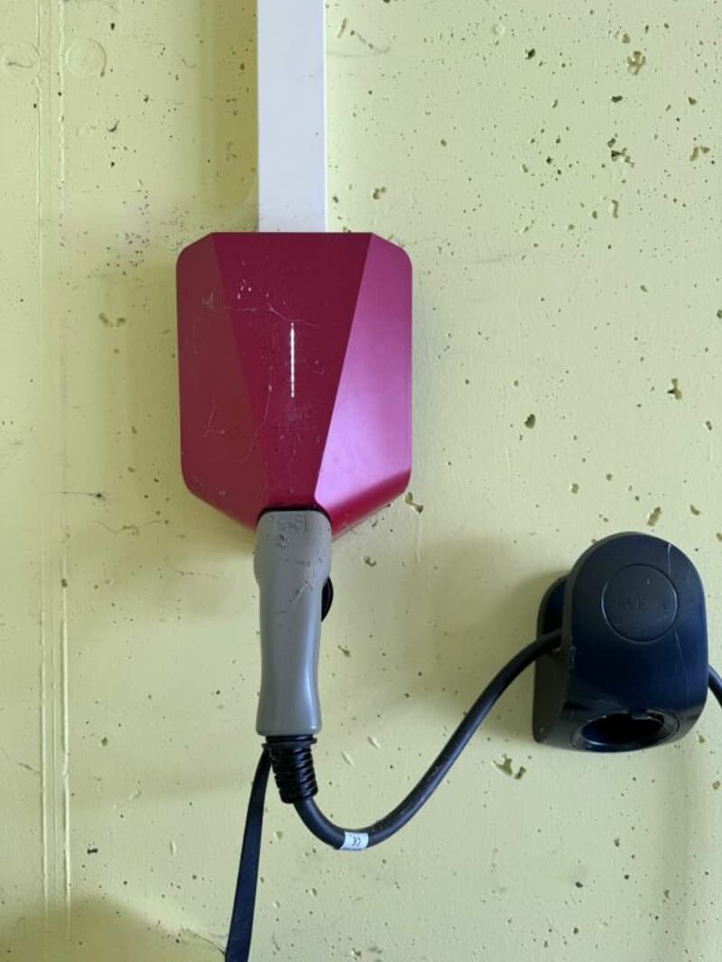 Grosses, neuwertiges 6.5-Zi. EFH, 6 Garagenplätze + 4 Parkplätze, Koi-Teich, Kinozimmer, 3 Nasszellen, traumhafte Lage, nur 10 Min. von Bubendorf (58)
