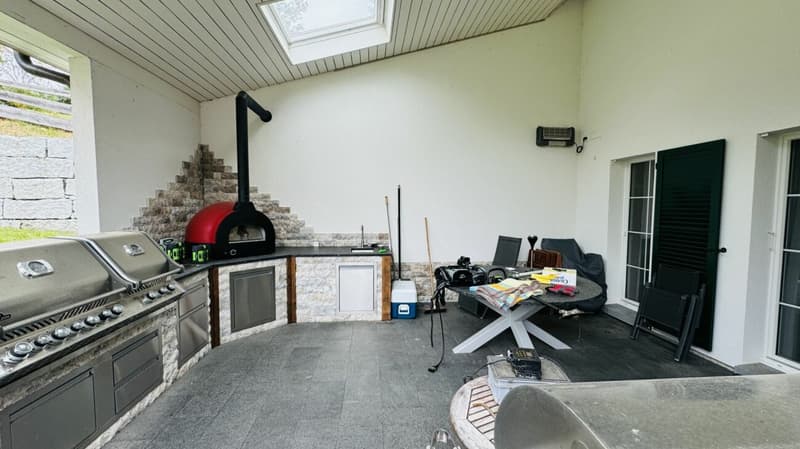 Grosses, neuwertiges 6.5-Zi. EFH, 6 Garagenplätze + 4 Parkplätze, Koi-Teich, Kinozimmer, 3 Nasszellen, traumhafte Lage, nur 10 Min. von Bubendorf (30)