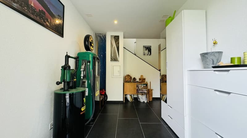 Grosses, neuwertiges 6.5-Zi. EFH, 6 Garagenplätze + 4 Parkplätze, Koi-Teich, Kinozimmer, 3 Nasszellen, traumhafte Lage, nur 10 Min. von Bubendorf (41)