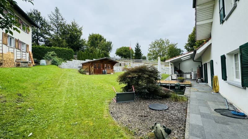 Grosses, neuwertiges 6.5-Zi. EFH, 6 Garagenplätze + 4 Parkplätze, Koi-Teich, Kinozimmer, 3 Nasszellen, traumhafte Lage, nur 10 Min. von Bubendorf (36)