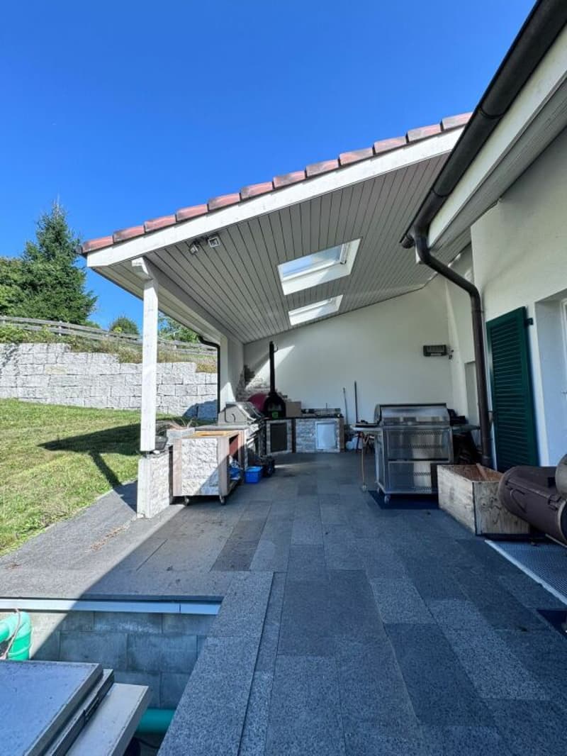 Grosses, neuwertiges 6.5-Zi. EFH, 6 Garagenplätze + 4 Parkplätze, Koi-Teich, Kinozimmer, 3 Nasszellen, traumhafte Lage, nur 10 Min. von Bubendorf (49)