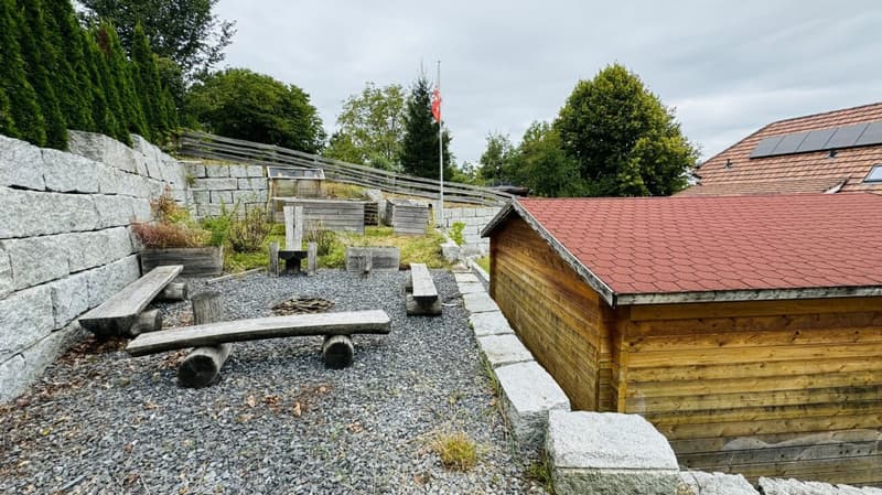 Grosses, neuwertiges 6.5-Zi. EFH, 6 Garagenplätze + 4 Parkplätze, Koi-Teich, Kinozimmer, 3 Nasszellen, traumhafte Lage, nur 10 Min. von Bubendorf (45)