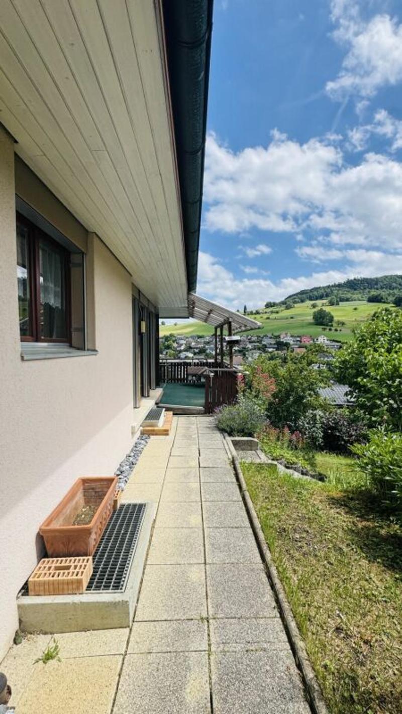 Freistehendes 5-Zimmer-EFH mit Garage, Vorplatz, Balkon, Garten und schöner Aussicht (5)