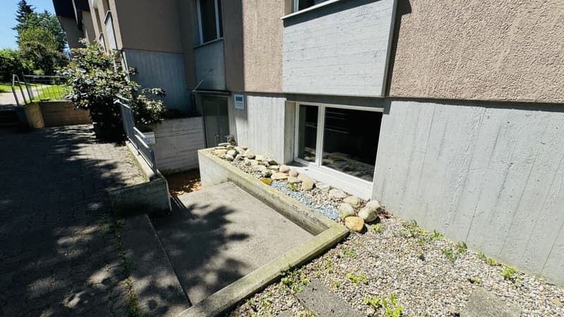 Top Gewerbefläche im EG mit Besucher-PP & Bus vor der Tür (6)