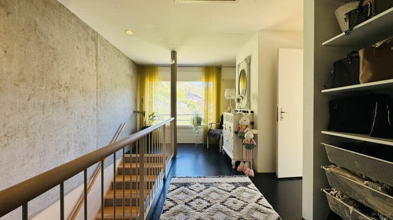 6.5-Zimmer-Architektenhaus mit Pool, Garagenbox, 3 Parkplätzen und Weitsicht (10)